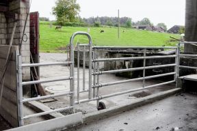 Porte télescopique à embout avec passage homme